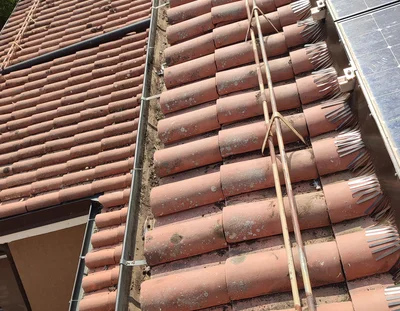 Barriere parapasseri per pannelli fotovoltaici Installazione di barriere parapasseri su tetto in coppi per protezione dell’impianto fotovoltaico dai piccioni.