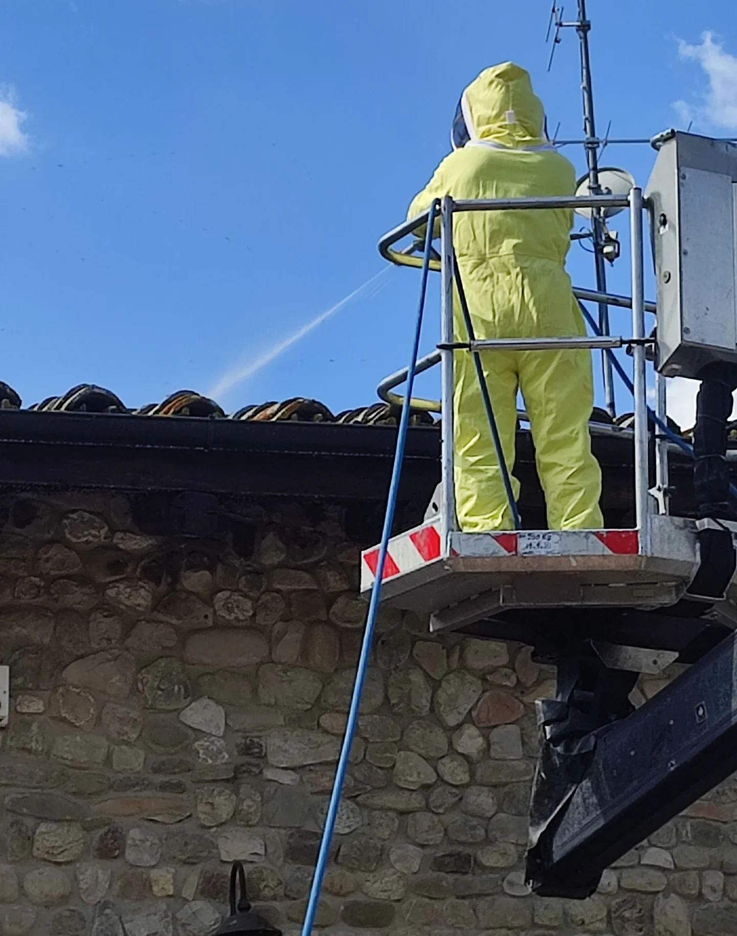 Intervento di disinfestazione su tetto a Bologna – Musa Disinfestazioni Operatore Musa Disinfestazioni durante un intervento su tetto con piattaforma aerea a Bologna