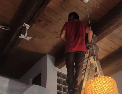 Trattamento antitarlo su travi interne Operatore su scala esegue trattamento antitarlo a irrorazione e pennello su travi in legno interne.